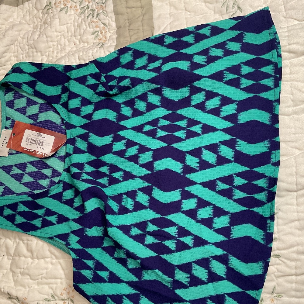 Size large Everly round neck crop top